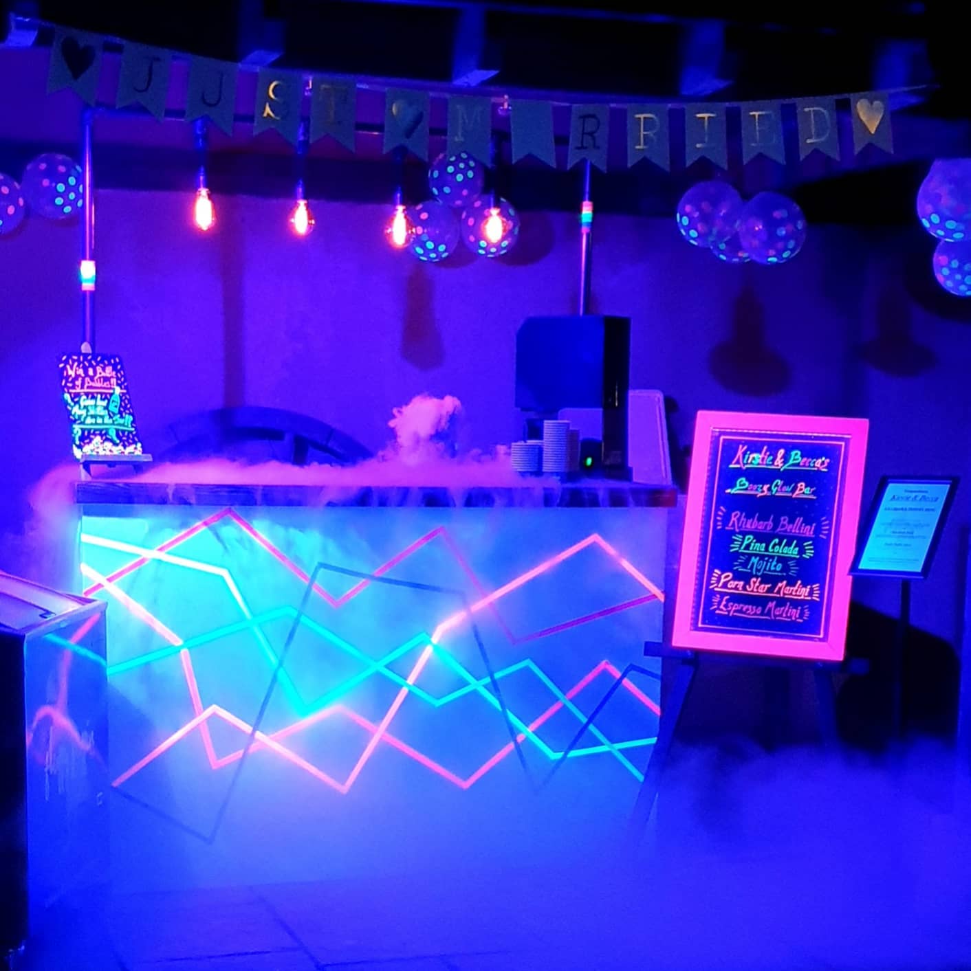 The Fluffy Puffin's glow in the dark set up at this stunning wedding!